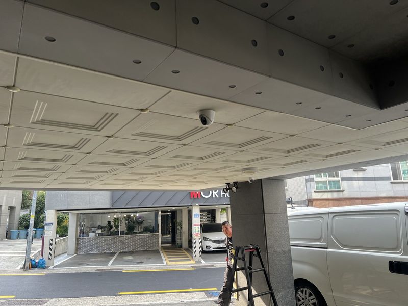 부산 수영구 CCTV 설치 - 필로티 천장 돔 카메라