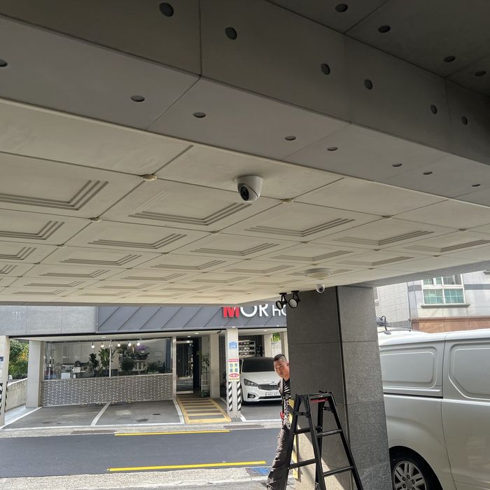 부산 수영구 CCTV 설치 현장 - 필로티 천장 돔 카메라